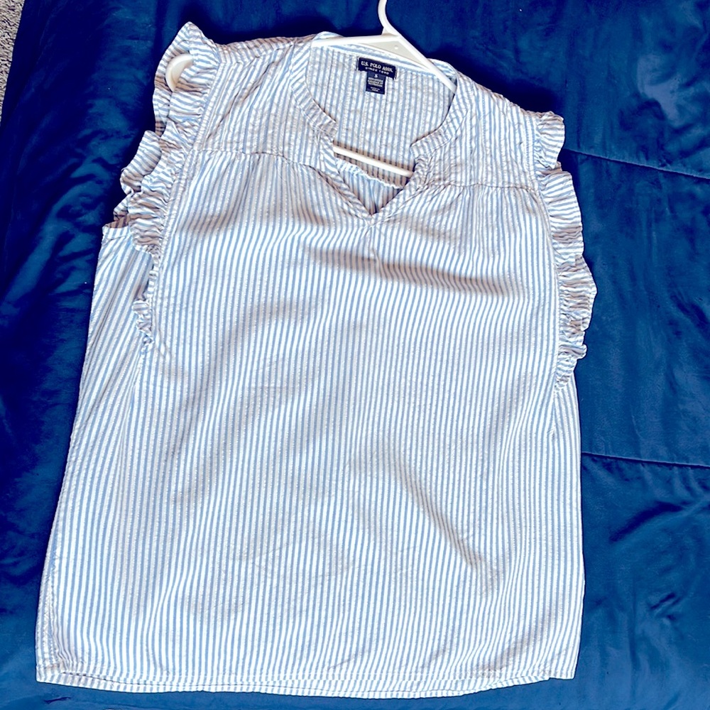 Casual shirt sleeveless, detailed in collar and sleeves.